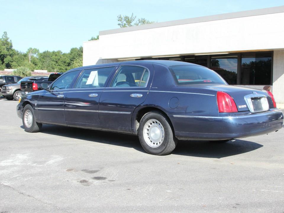 2000 Lincoln Town Car Limousine