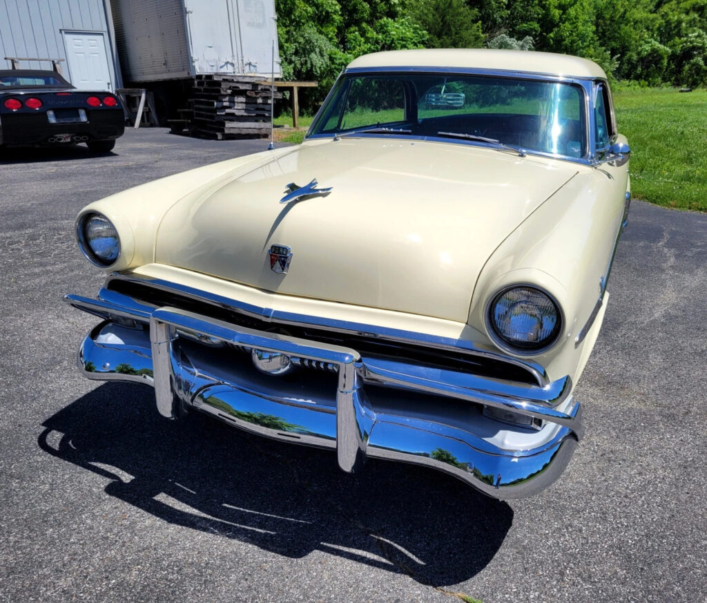 1953 Ford Crestline